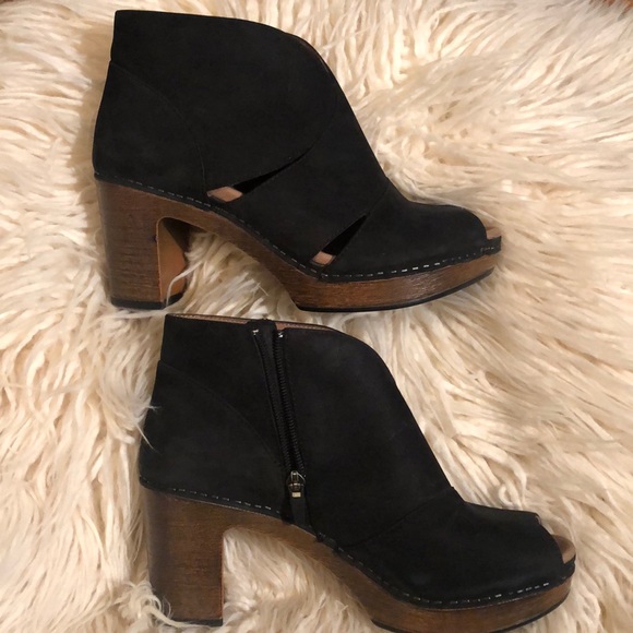 dansko delphina ankle bootie